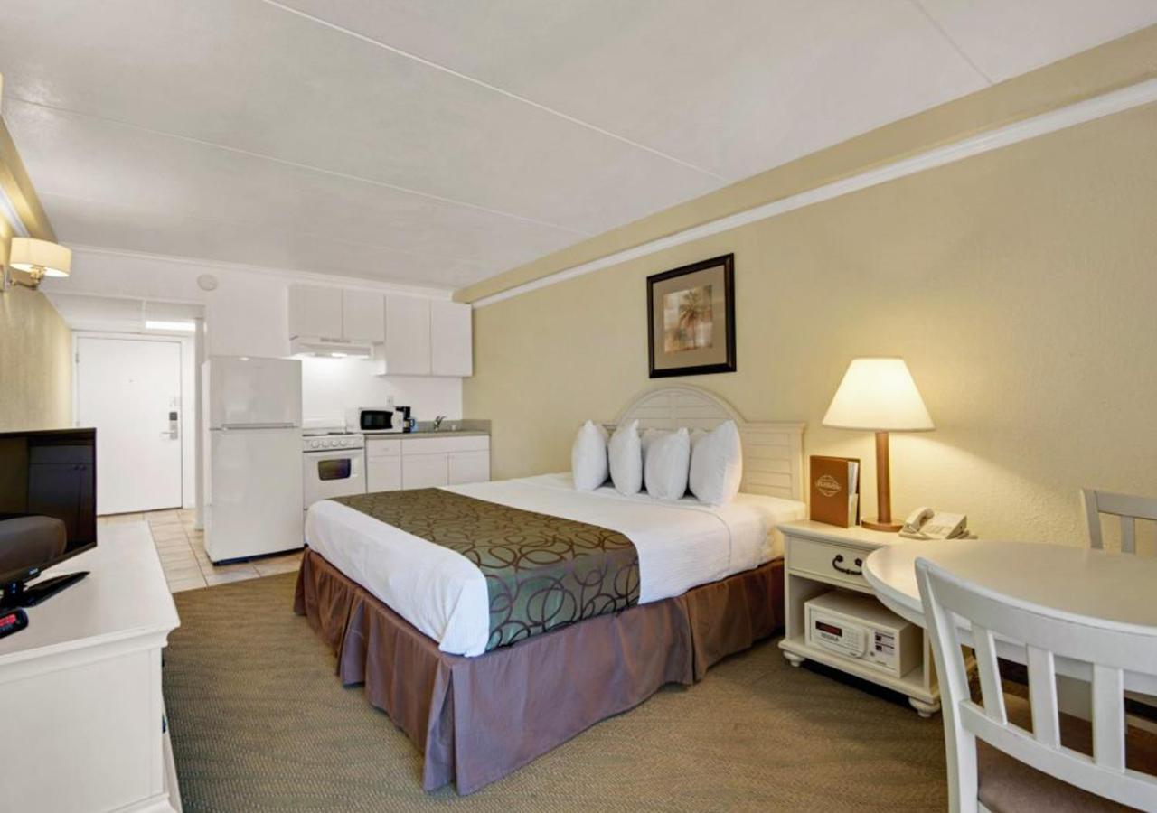 Ramada By Wyndham Panama City Beach / Beachfront Екстериор снимка