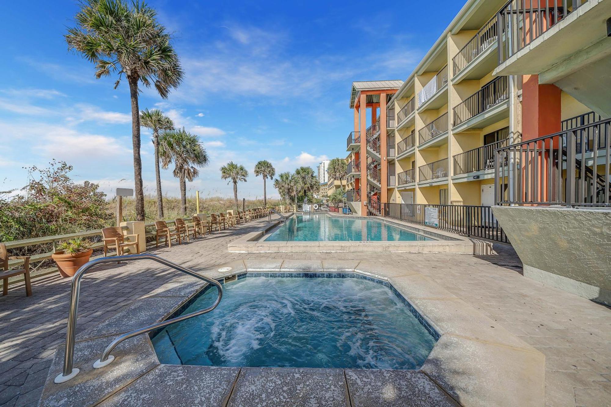 Ramada By Wyndham Panama City Beach / Beachfront Екстериор снимка