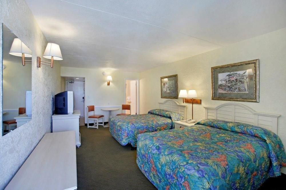 Ramada By Wyndham Panama City Beach / Beachfront Екстериор снимка